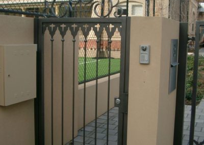 contemporary-design-single-entrance-steel-gate-lockable-with-intercom-system-built-into-a-masonry-wall-including-self-opening-driveway-gate