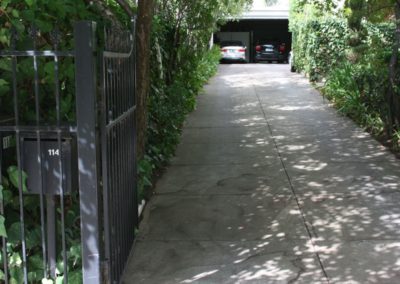 classic-design-speared-steel-fence-with-two-driveway-gates-built-to-open-internally